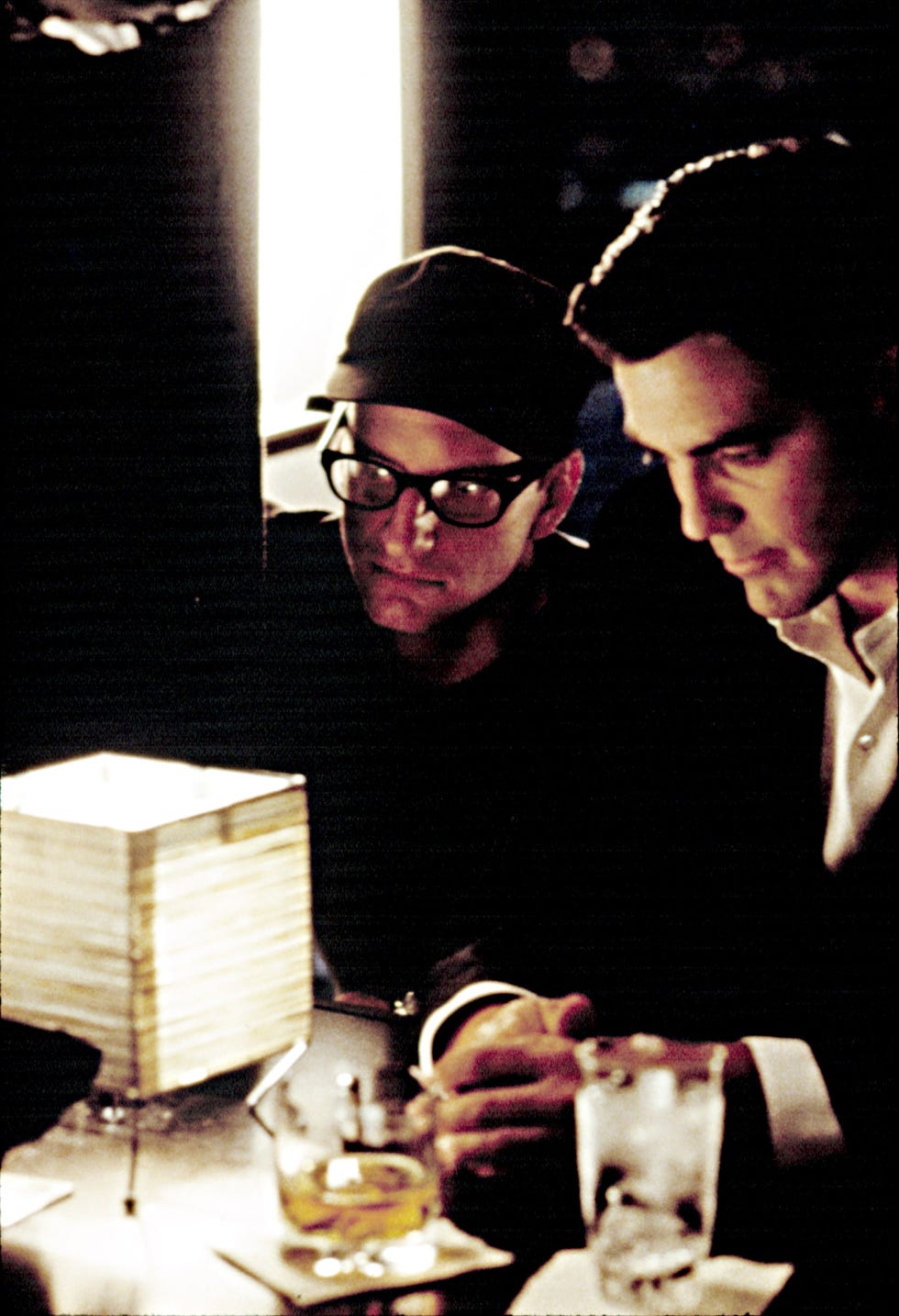 out of sight, director, steven soderbergh, directing george clooney, in a scene, 1998.