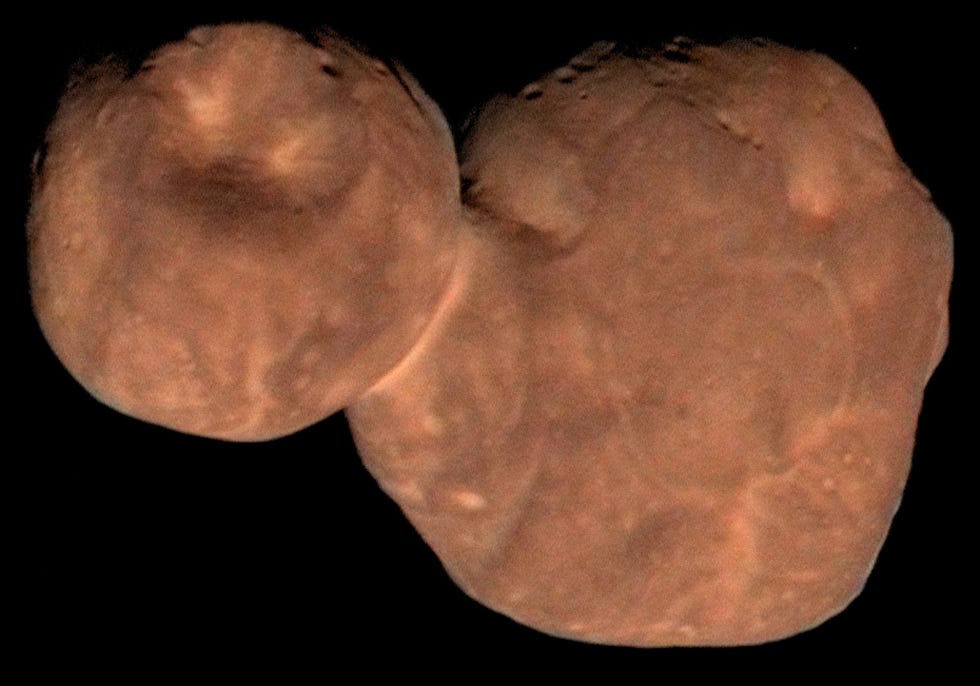 een close up van asteroide arrokoth