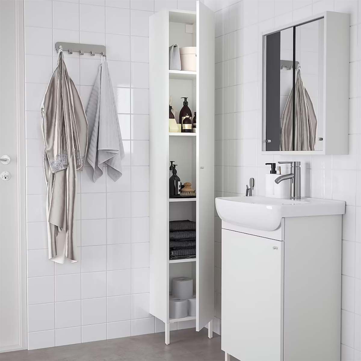 Así ganas espacio en un baño pequeño👌  Armarios de baño ikea, Armarios de  baño, Muebles para baños modernos