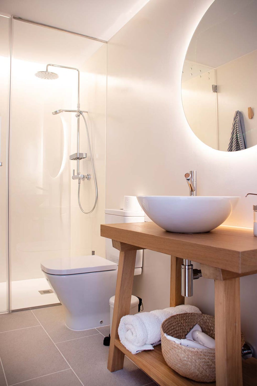 los espejos retroiluminados son una buena idea para baños pequeños y oscuros