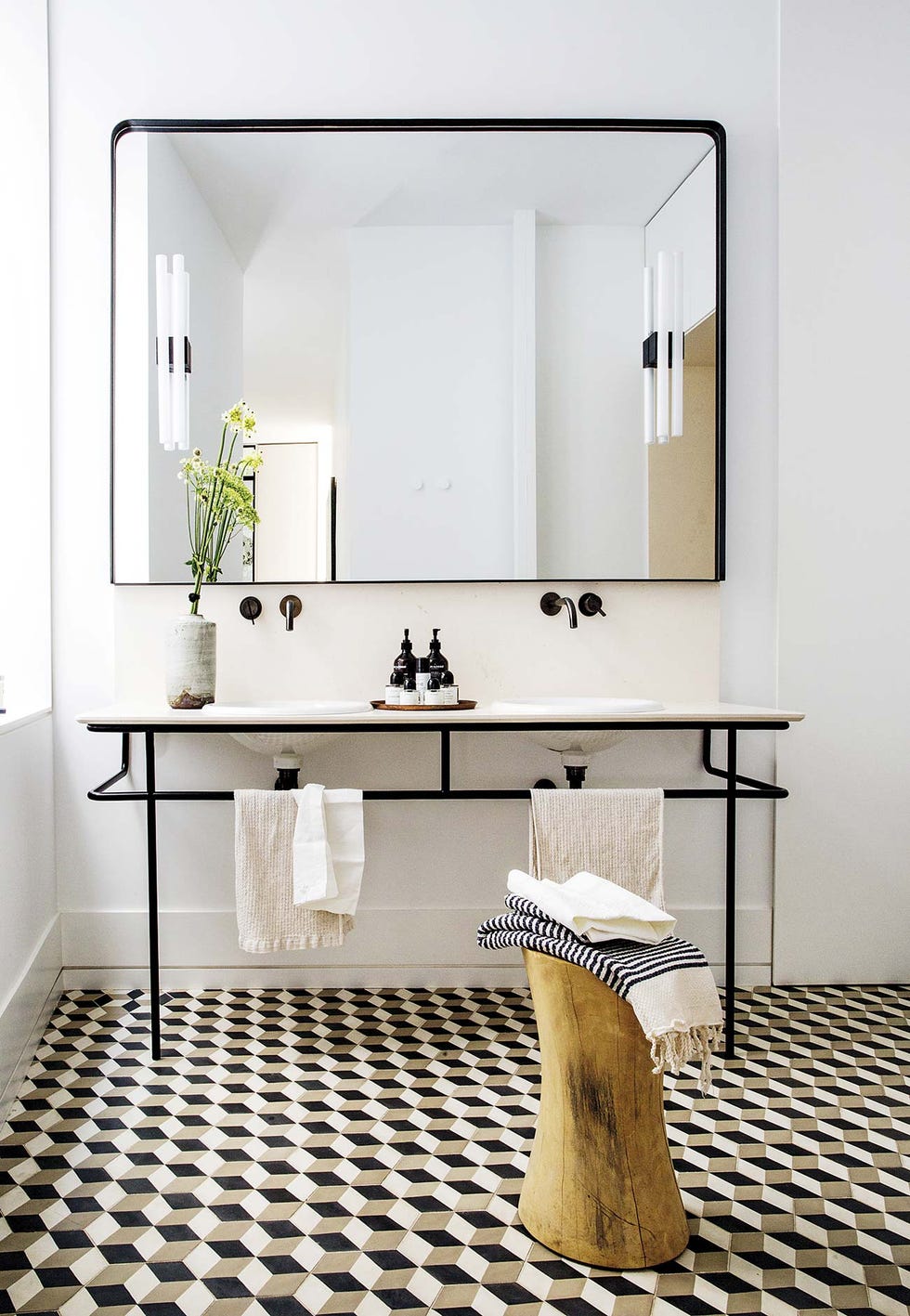 mueble de baño con dos lavabos estilo industrial