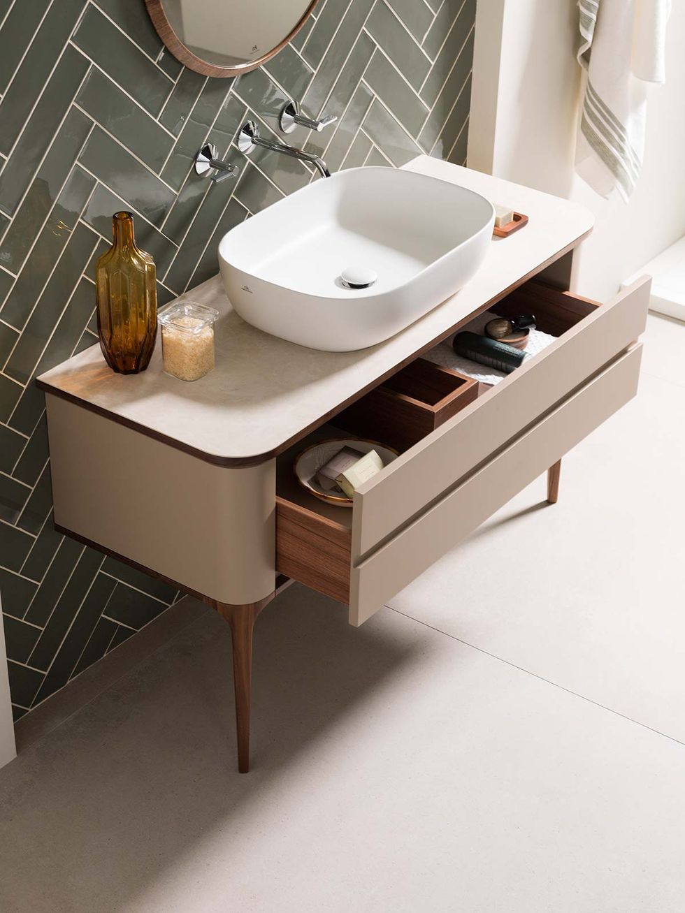 El lavabo de pedestal es un mueble decorativo con un diseño