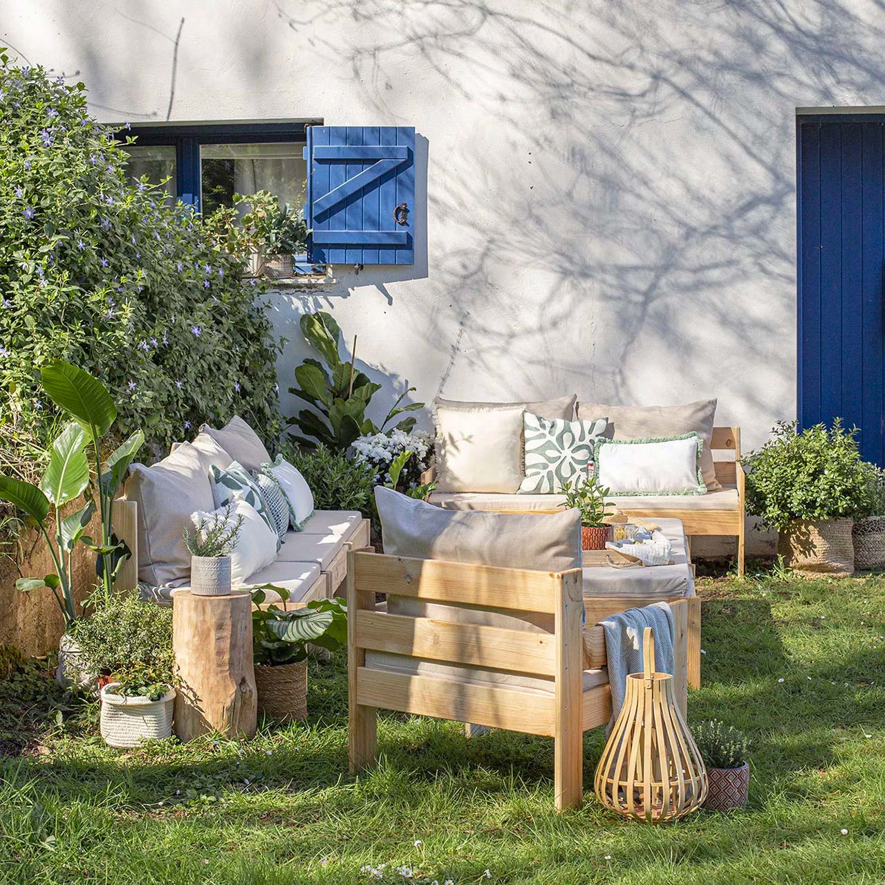 salón exterior con muebles de madera