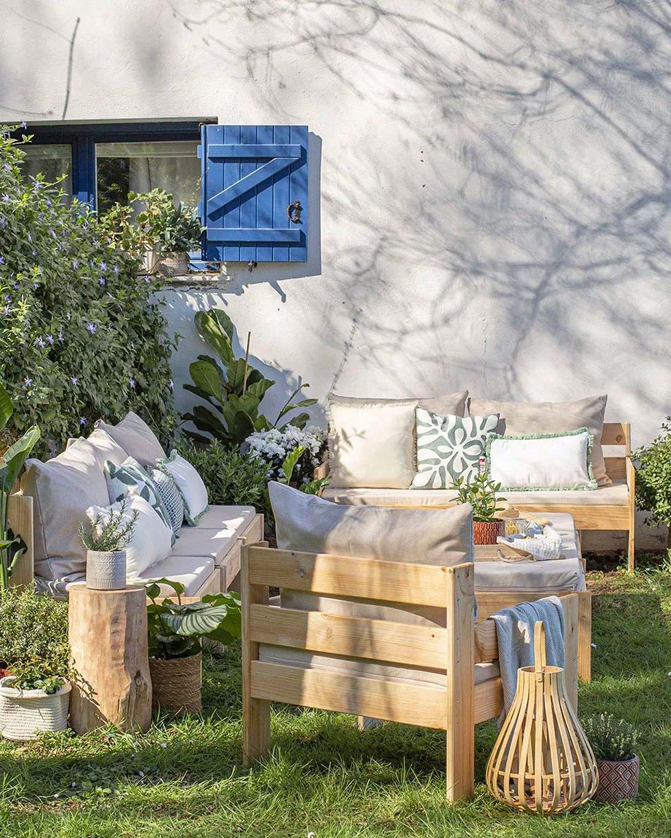 15 Muebles de exterior sostenibles para tu jardín ecológico