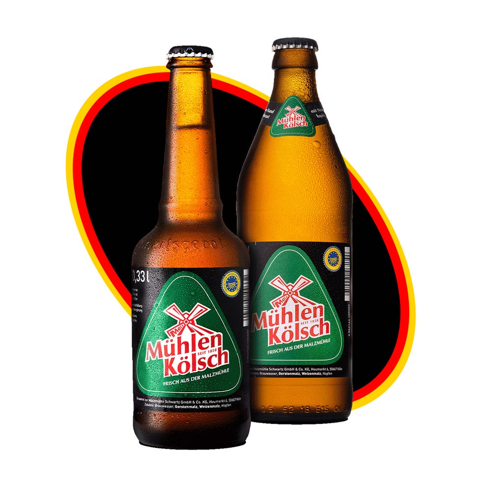 Dos botellas de cerveza Mühlen Kölsch sobre un fondo de color