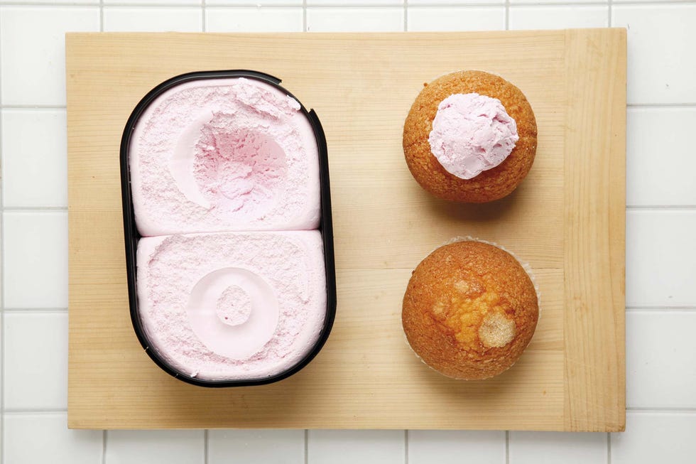 muffins con helado de fresa y merengue 1