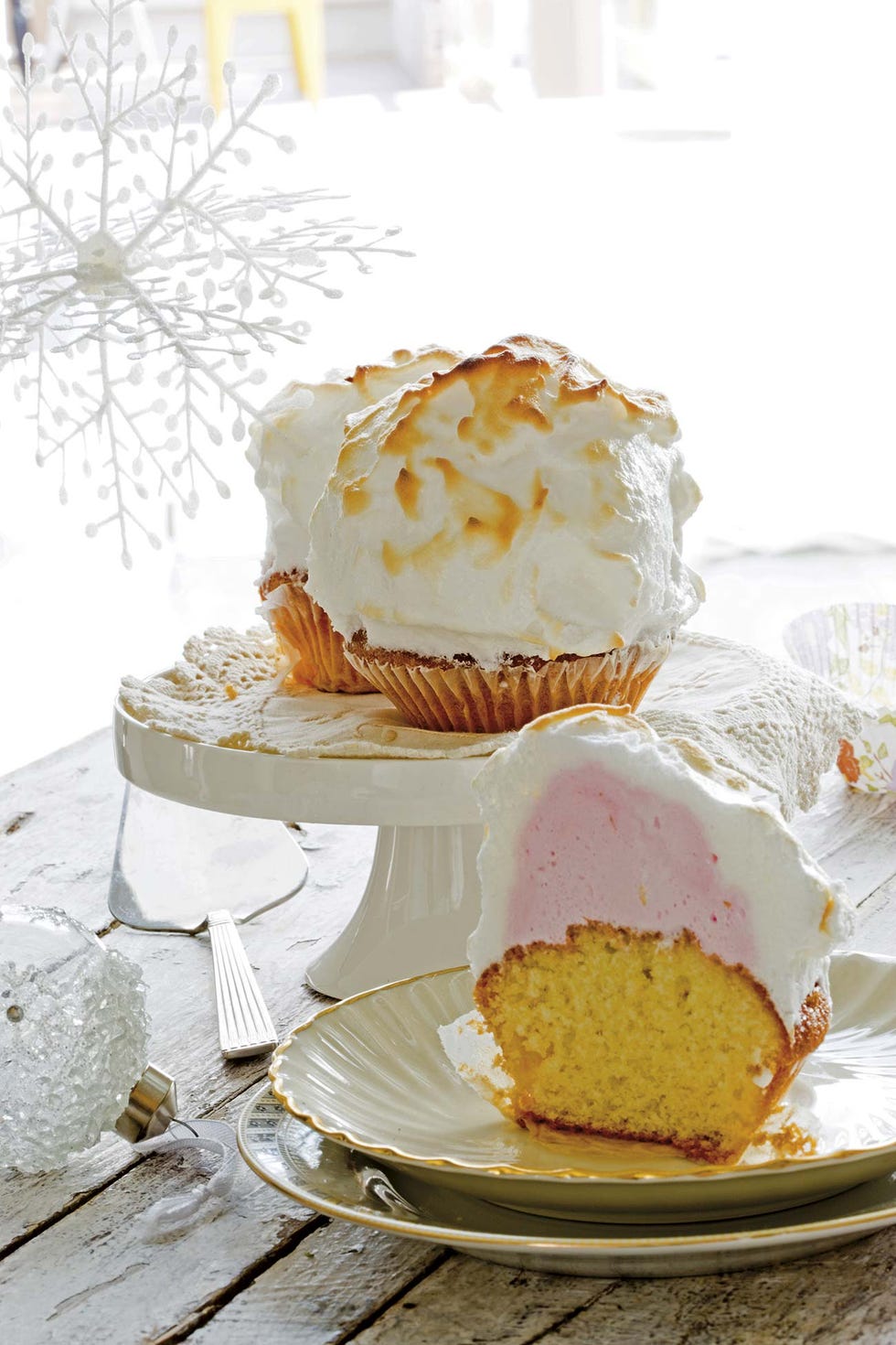 muffins con helado de fresa y merengue