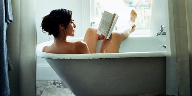 Mujer leyendo en la bañera mujer leyendo en la bañera
