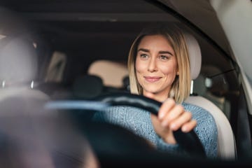 mujer conduciendo un coche