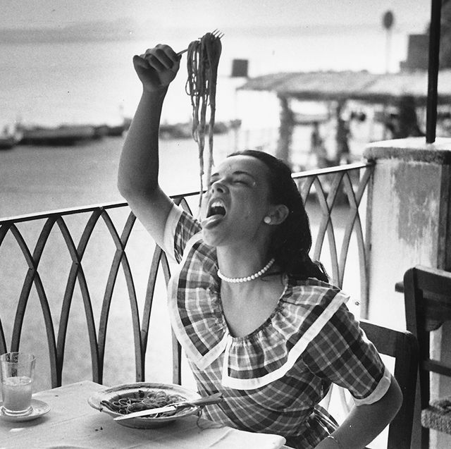 mujer comiendo pasta en una fto antigua de 1948