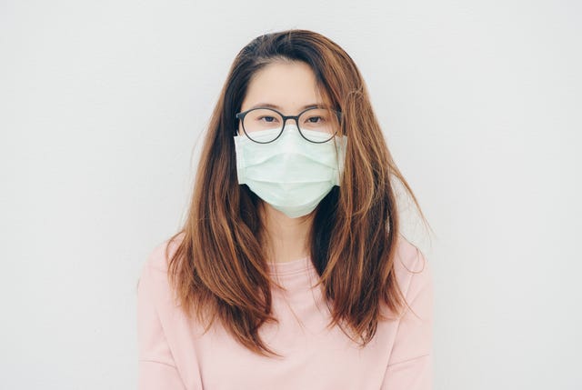 mujer con gafas y mascarilla