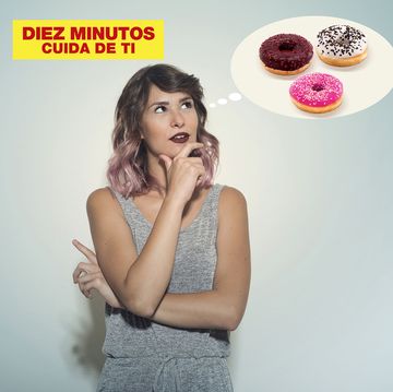 una mujer joven piensa en donuts