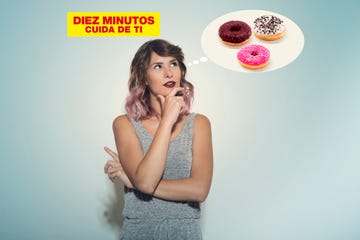 una mujer joven piensa en donuts