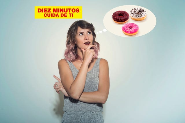 una mujer joven piensa en donuts