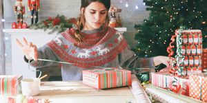 mujer envolviendo regalos de navidad