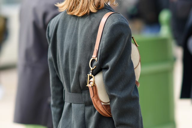 mujer con estilismo de tendencia