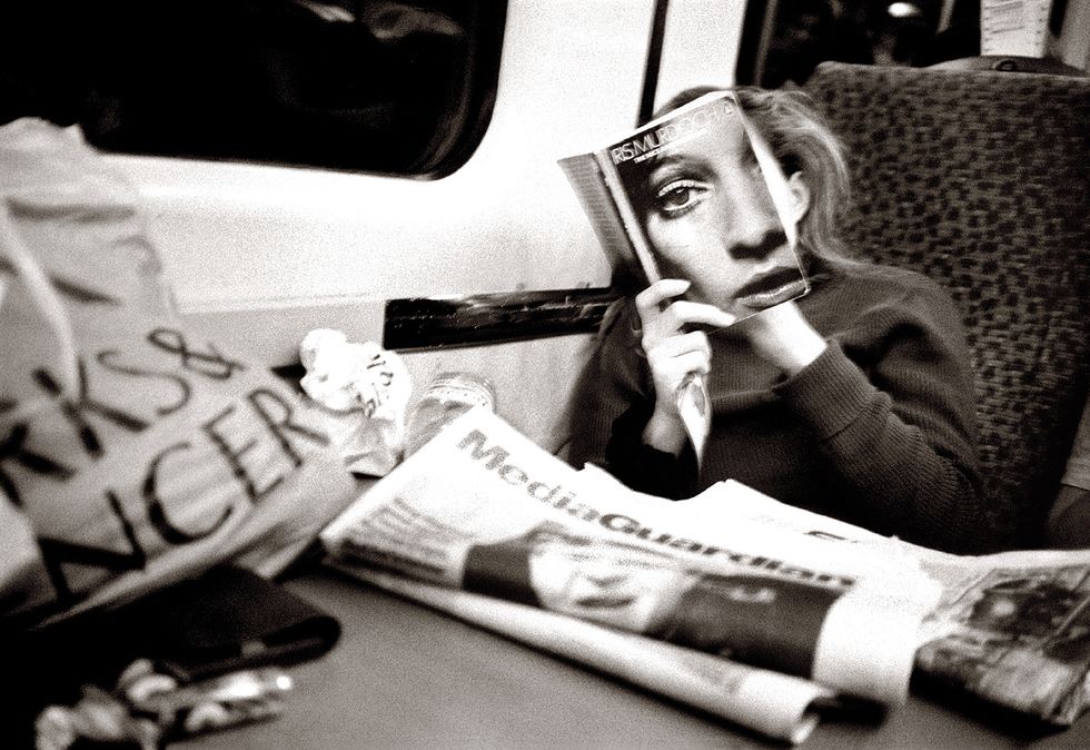 mujer leyendo en un tren