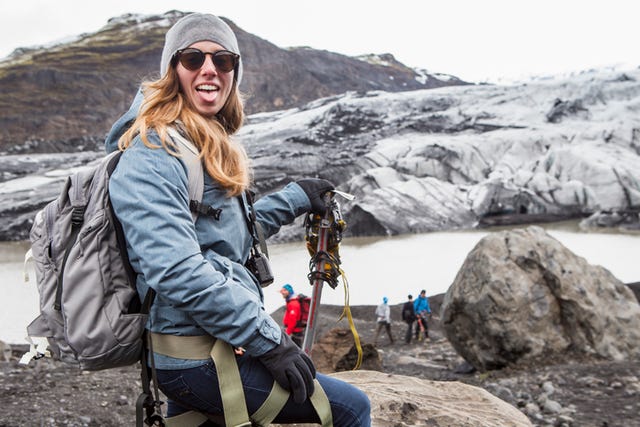 una mujer hace senderismo en un glaciar islandés
