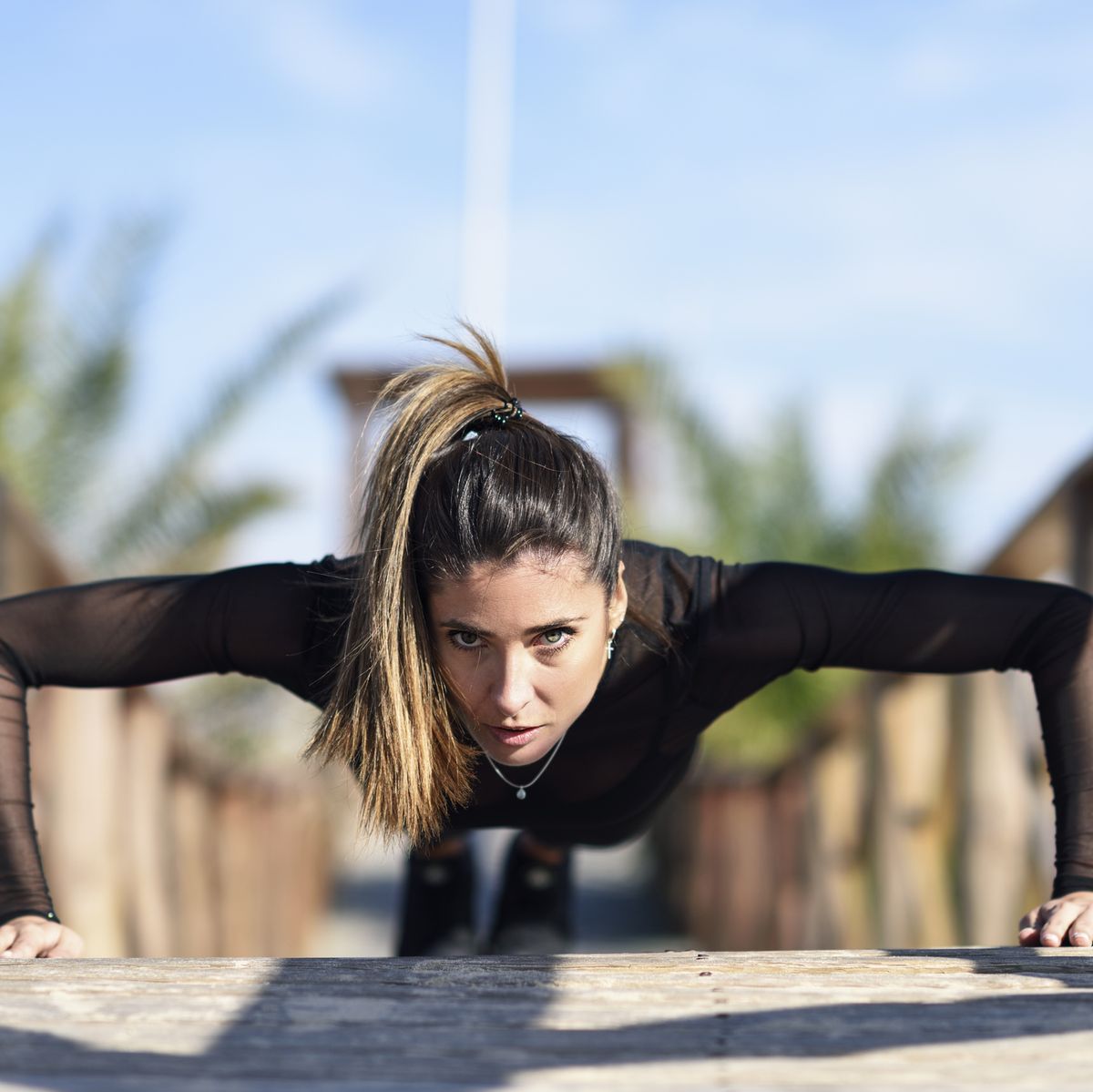 6 ejercicios para fortalecer brazos y abdominales sin pesas en casa