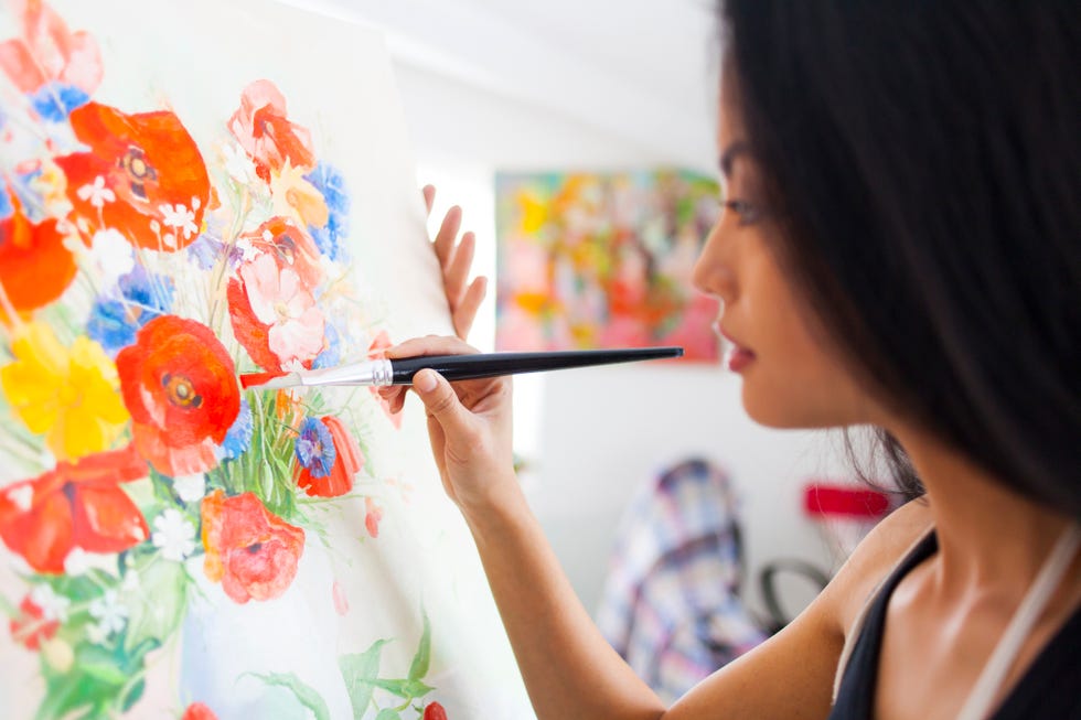 mujer pintando un cuadro