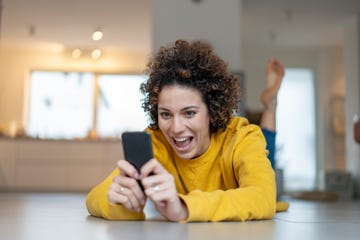 mujer jugando con su smartphone