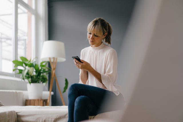 mujer utilizando un smartphone