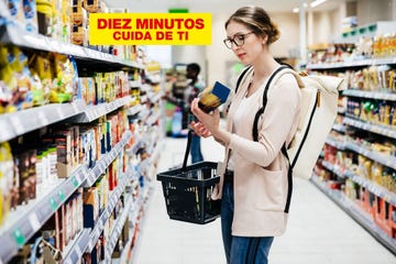 una mujer lee las etiquetas de un paquete