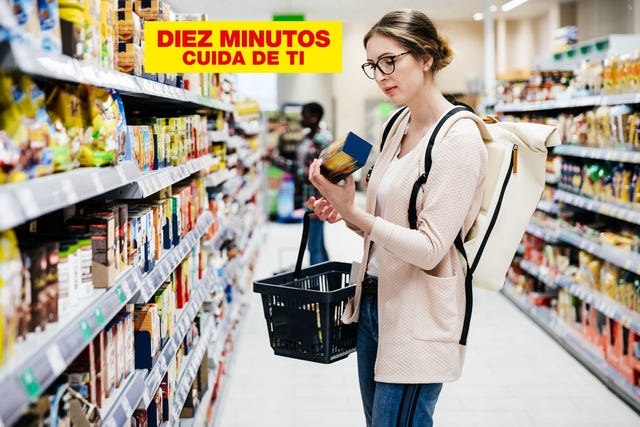 una mujer lee las etiquetas de un paquete
