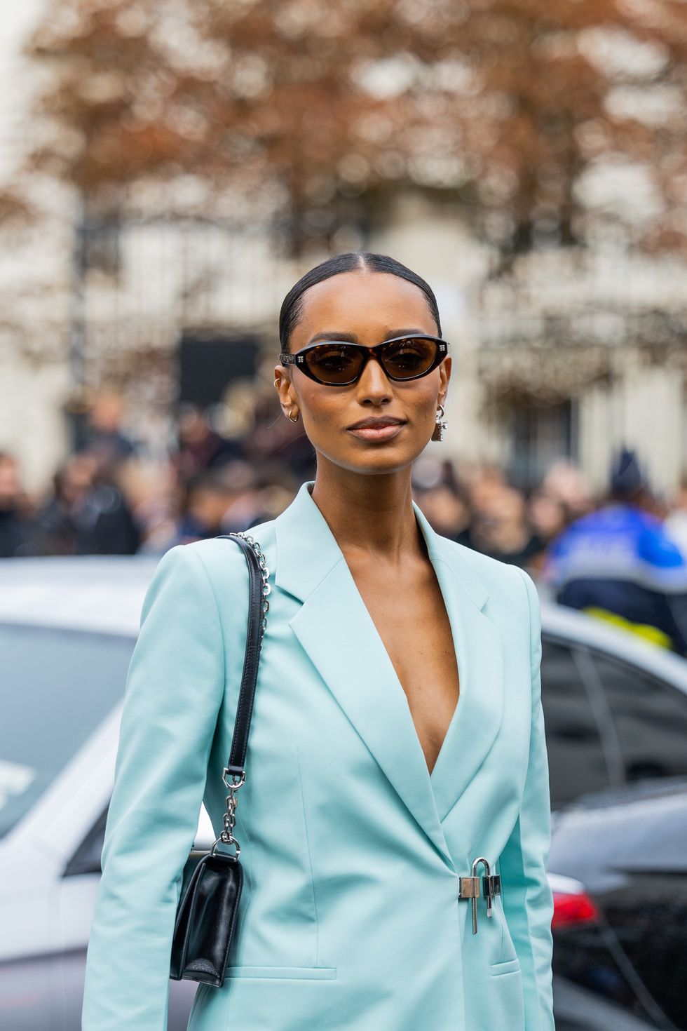mujer luciendo un total look azul en la paris fashion week