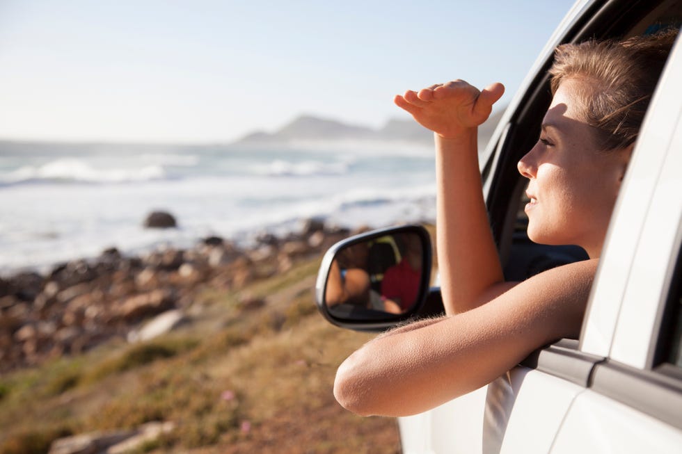 Mujer viajando en el coche