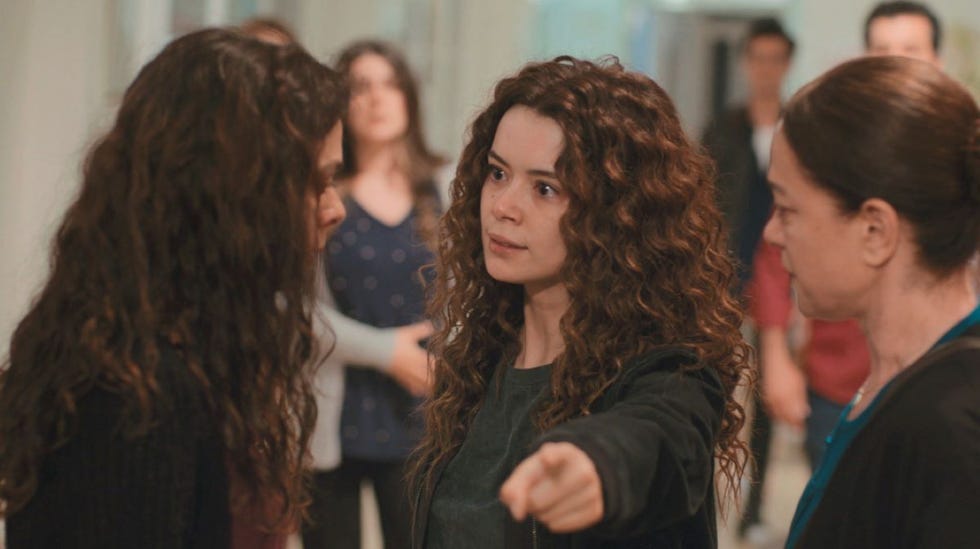 seray kaya y Özge Özpirincçi mujer