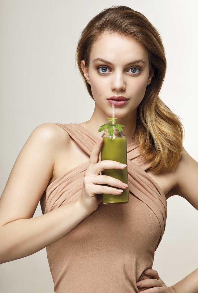 Mujer con batido verde