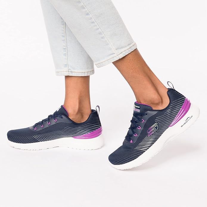 mujer con zapatillas skechers