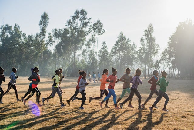 un grupo de jóvenes chicas etíopes corriendo gracias a la girls gotta run fundation