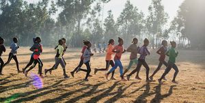 un grupo de jóvenes chicas etíopes corriendo gracias a la girls gotta run fundation