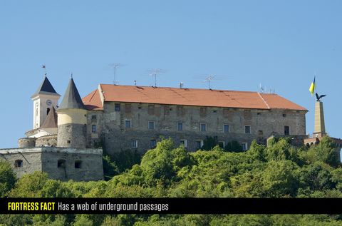 Landmark, Medieval architecture, Historic site, Fortification, Building, Architecture, Château, Castle, Stately home, Monastery, 