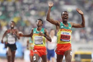 Muktar Edris gana el Mundial en 5.000m en Doha, Ingebrigtsen