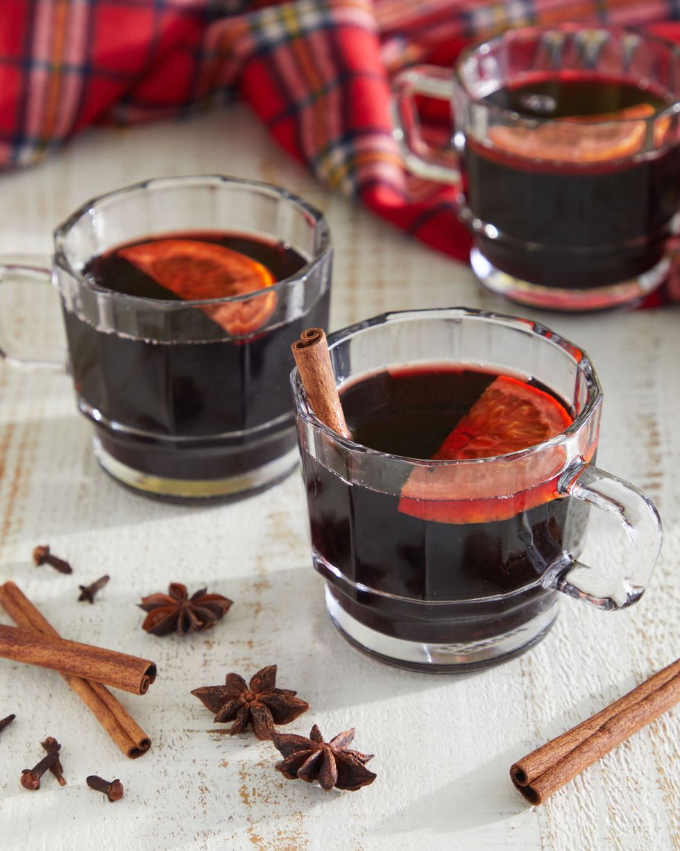 mulled red wine in cups