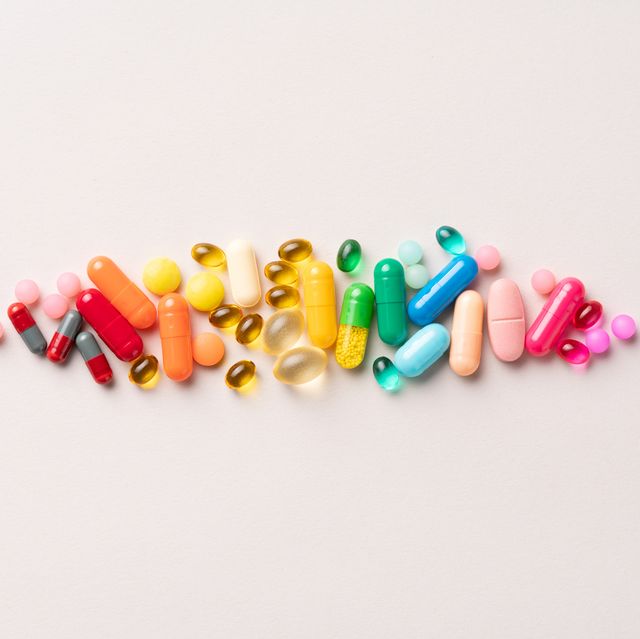 uitgestalde pillen in alle kleuren van de regenboog op een tafel