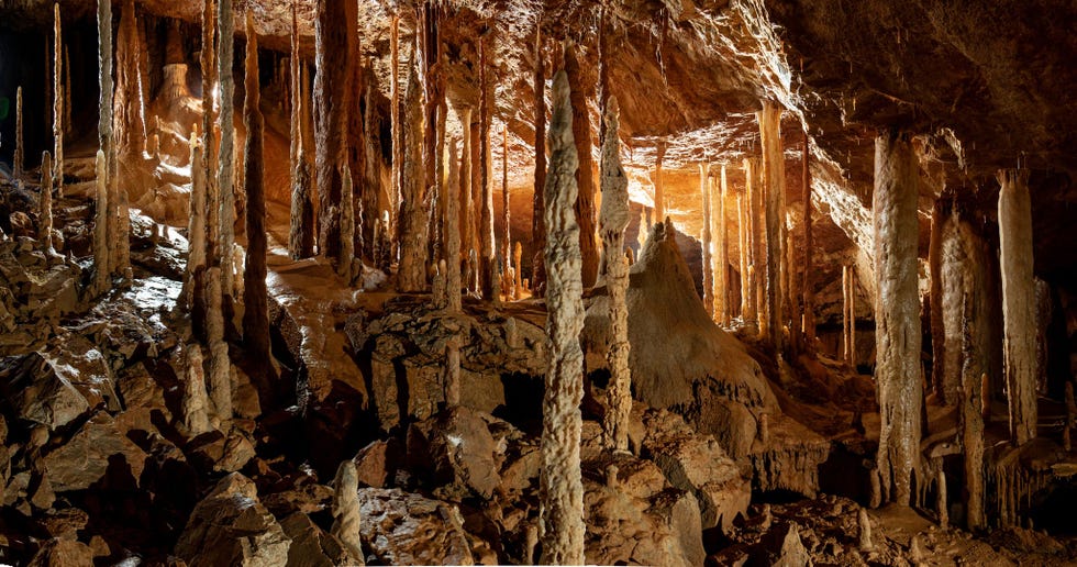 Dikke stalagmieten rijzen op van de sedimentoevers in Drunken Forest een grot die zijn naam dankt aan de schots en scheve formaties  Beeld samengesteld uit vier fotos