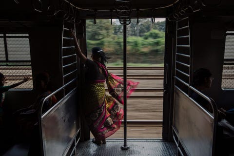 In Mumbai India schept een forens een luchtje vanuit een coup die alleen voor vrouwen is bestemd De straten van Mumbai hebben zveel kleur en leven te bieden Het inwonertal van die stad alleen is bijna net zo groot als dat van mijn vaderland Canada en de energie van de stad is aanstekelijk zegt fotografe Amber Bracken
