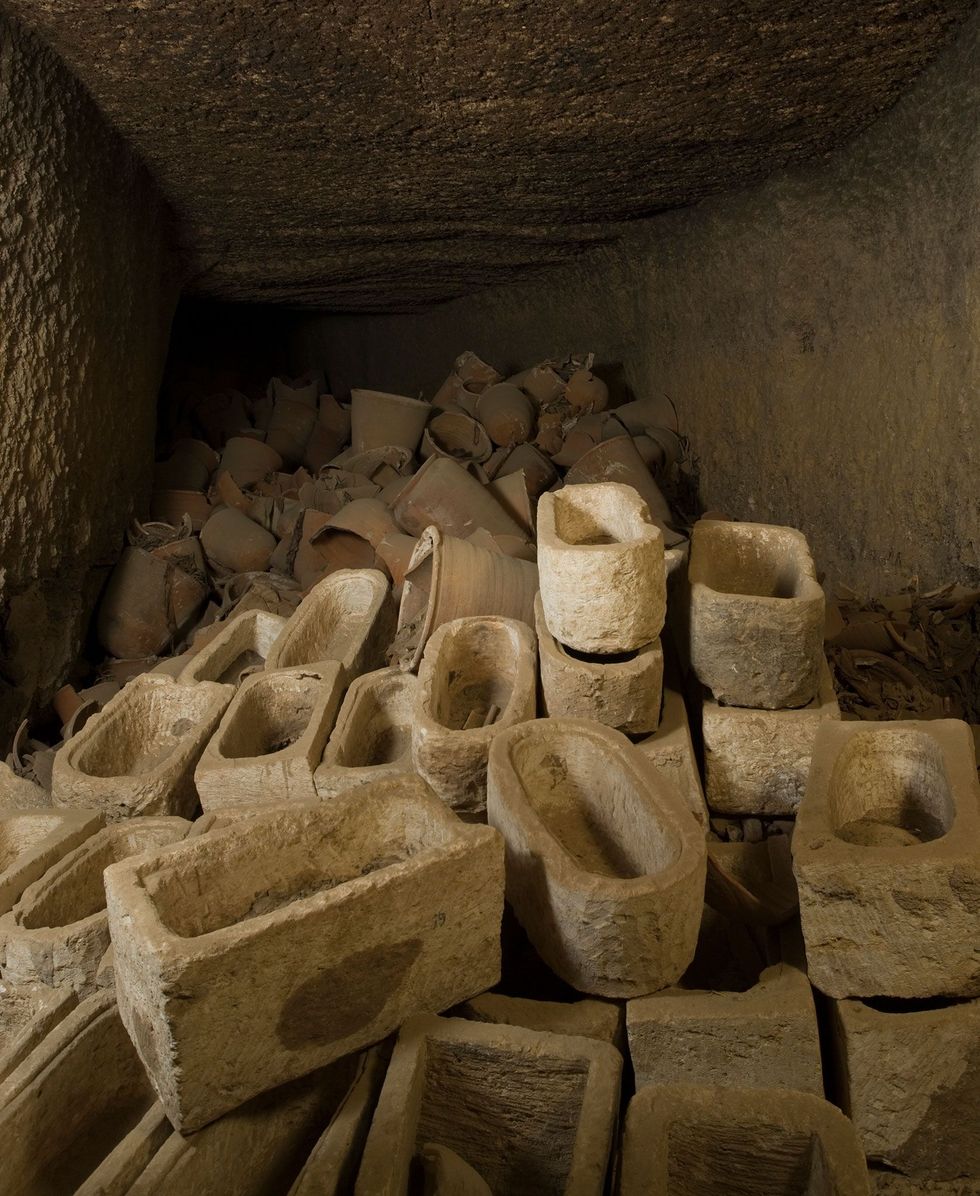 In een opslagplaats op de archeologische vindplaats Tuna elGebel liggen sarcofagen voor ibismummies opgestapeld Alleen op deze vindplaats werden ruim vier miljoen vogelmummies bijgezet