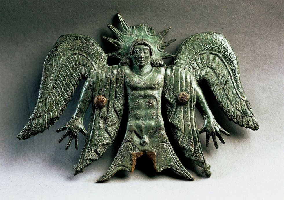 In het boek wordt de Etruskische zonnegod Usil genoemd het equivalent van de Griekse god Helios Hij staat hier afgebeeld op een Etruskische versiering van een rijtuig uit de vijfde eeuw vChr