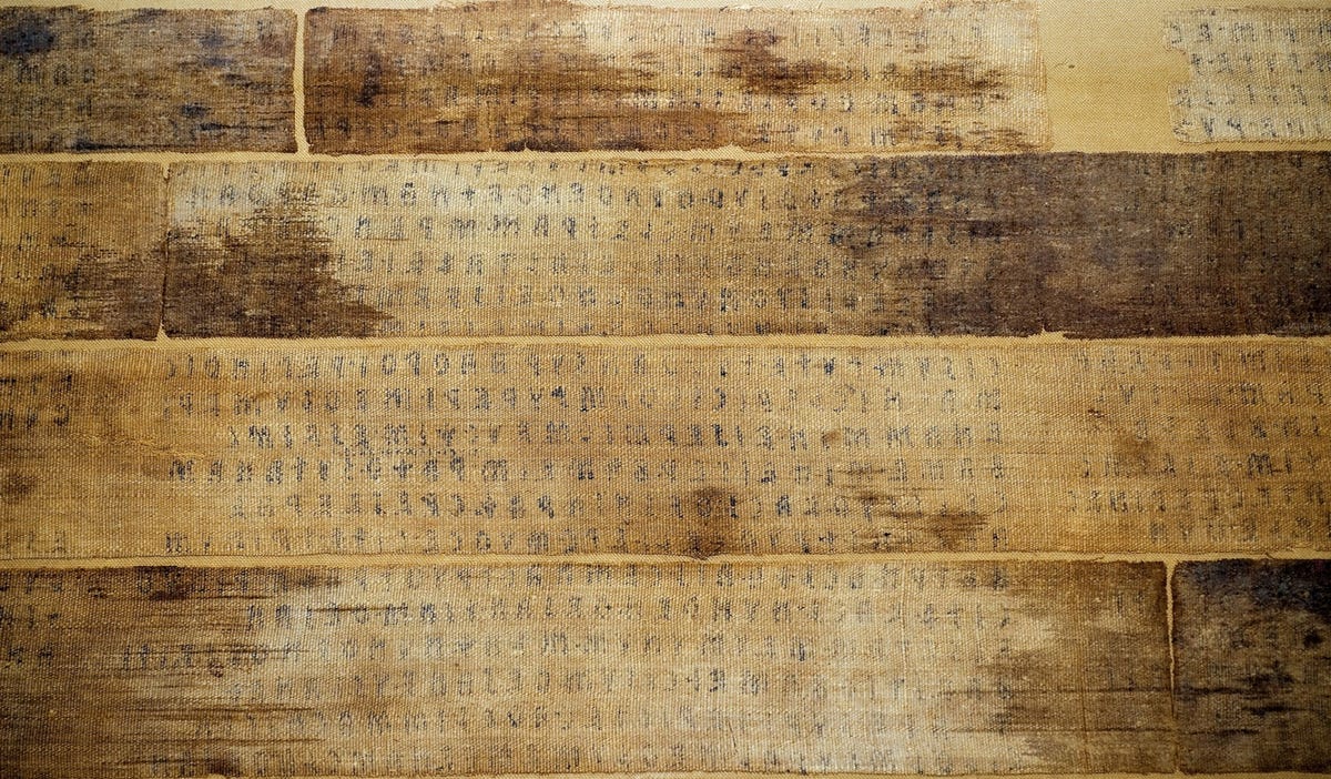 Etruskische letters in het linnen boek van Zagreb dat later in repen werd gescheurd om te gebruiken als windselen voor een Egyptische mummie
