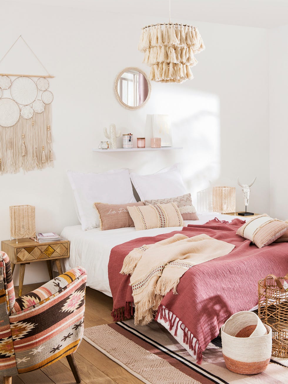 decorar con flecos mural, lámpara y plaid de maisons du monde