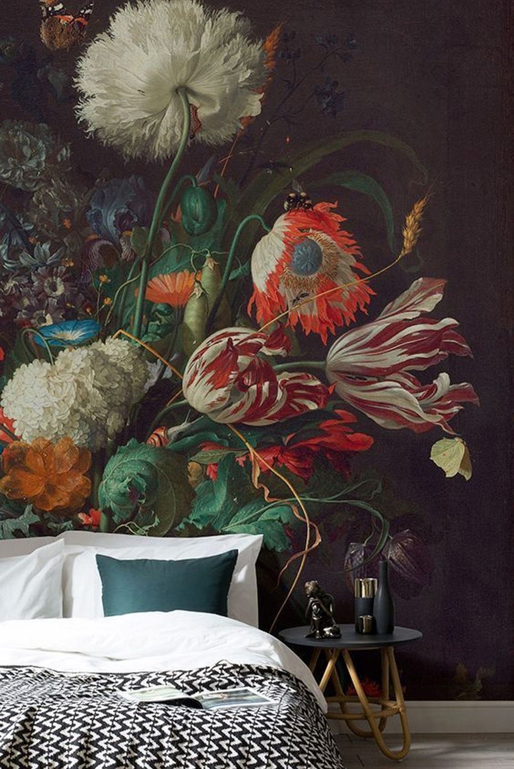 dormitorio decorado con un mural de flores