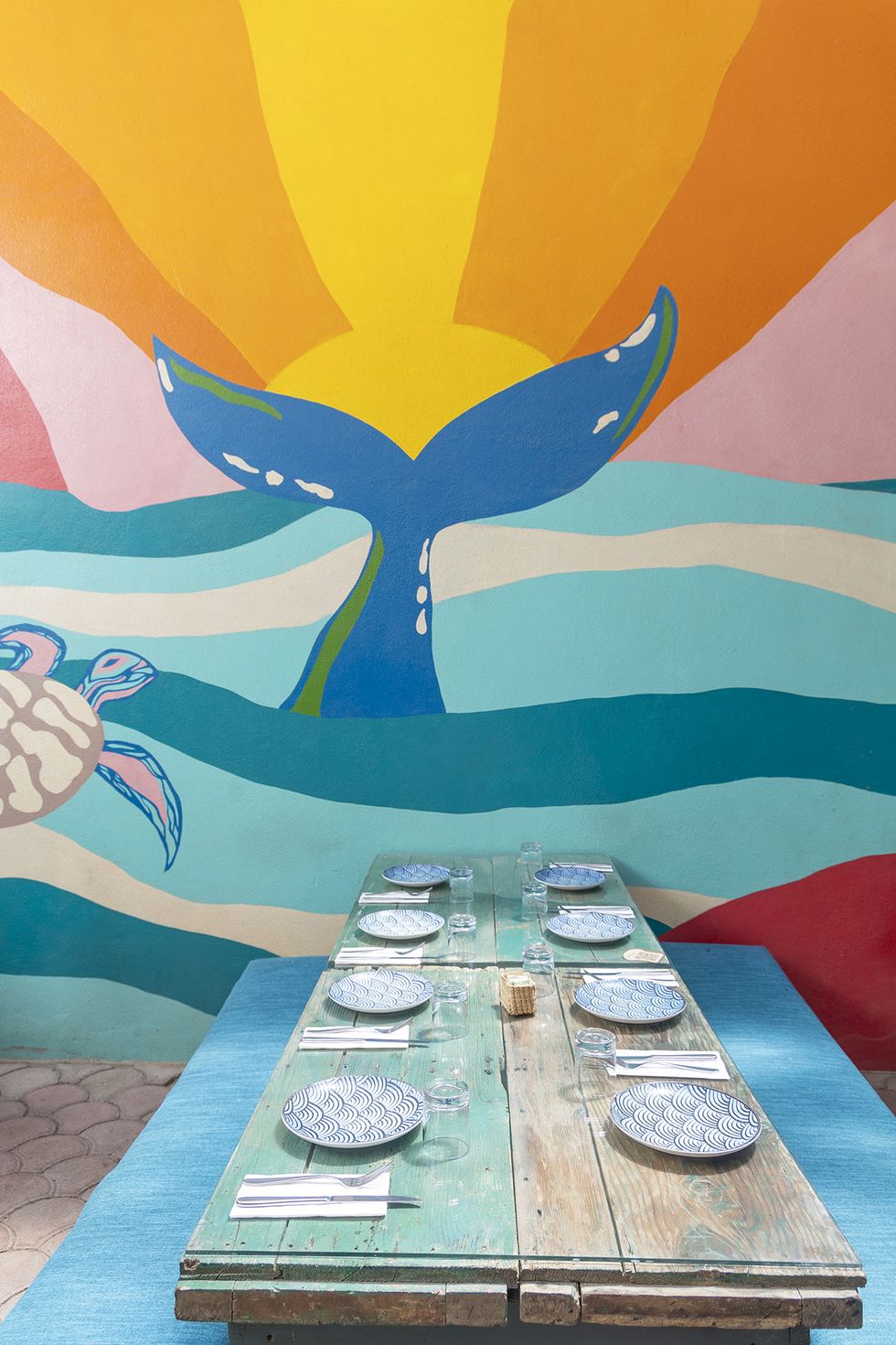 coloristas murales en la terraza de ruba's bakery  bistro, en mexico
