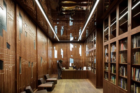De Tschoban Foundation richtte hetMuseum fr Architekturzeichnungop om de belangstelling voor met de hand gemaakte architectuurtekeningen nieuw leven in te blazen Het museum opende in 2013 zijn deuren op de Pfefferberg in Berlijn op het terrein van een voormalige brouwerij De strakke lijnen en hoeken in het ontwerp van Sergei Tchoban en Sergei Kuznetsov van het Moskouse architectenbureau SPEECHdoen denken aan de uitschuifbare lades en planken waarin en op dergelijke tekeningen meestal worden bewaard Ook de architectonische schetsen op de betonnen buitenmuren van het gebouw verwijzen naar dit thema In het vijf verdiepingen tellende gebouw bevinden zich een museumwinkel toonzalen een terras voor congressen en werkruimte voor de conservatoren