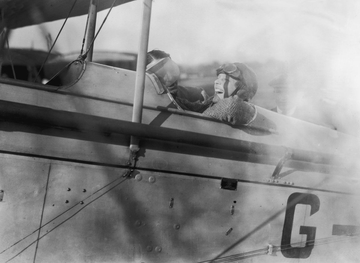 Amelia Earhart schatert het uit tijdens haar vlucht naar Londen in juni 1928