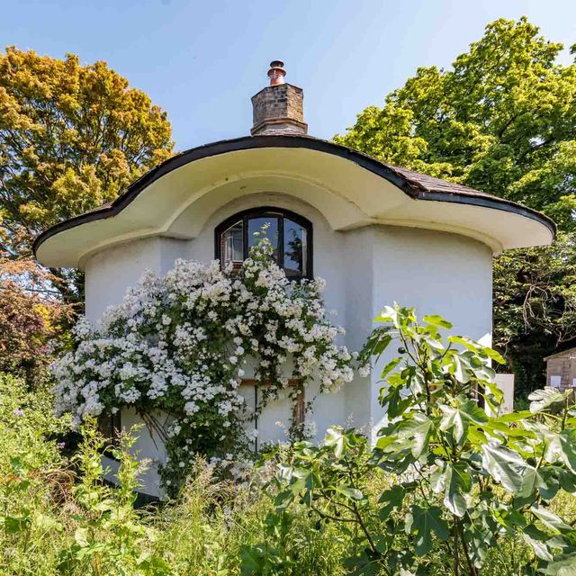 Une maison de conte de fées en forme de champignon est la plus belle petite maison que vous puissiez acheter à Londres.